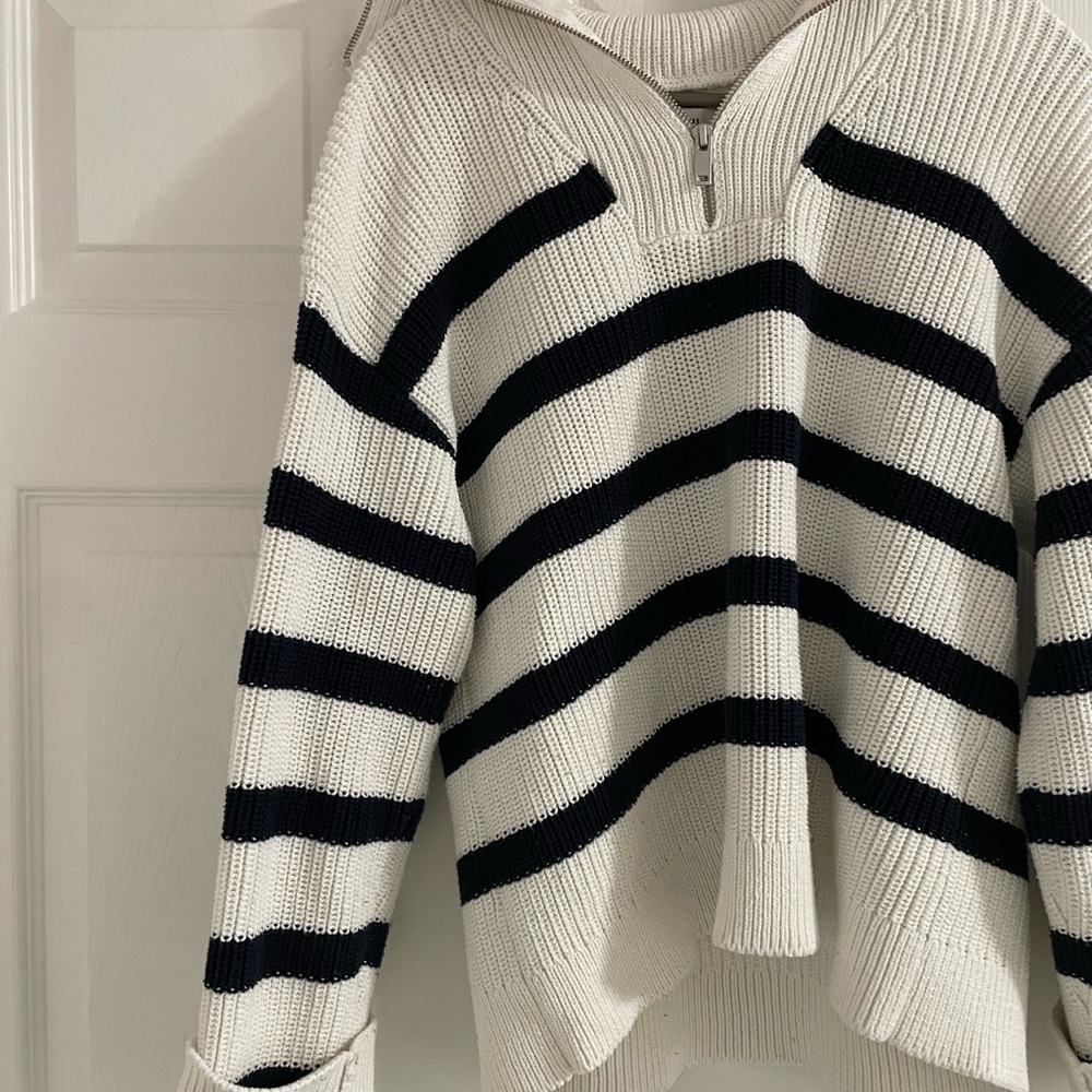 Striped Zip-Up Sweater - White and dark navy.
Oversized slouchy fit